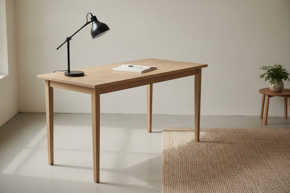 Bureau en chêne clair vu en entier avec une lampe de bureau articulée, montrant leurs proportions