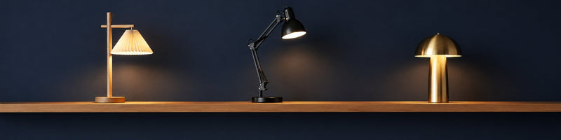 Lampes de bureau design de la collection Candeora : lampe en bois japandi, lampe architecte noire et lampe champignon en laiton doré, sur une étagère en chêne