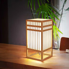 Lampe de bureau design Flora allumée en journée, modèle Lattes, ambiance japandi