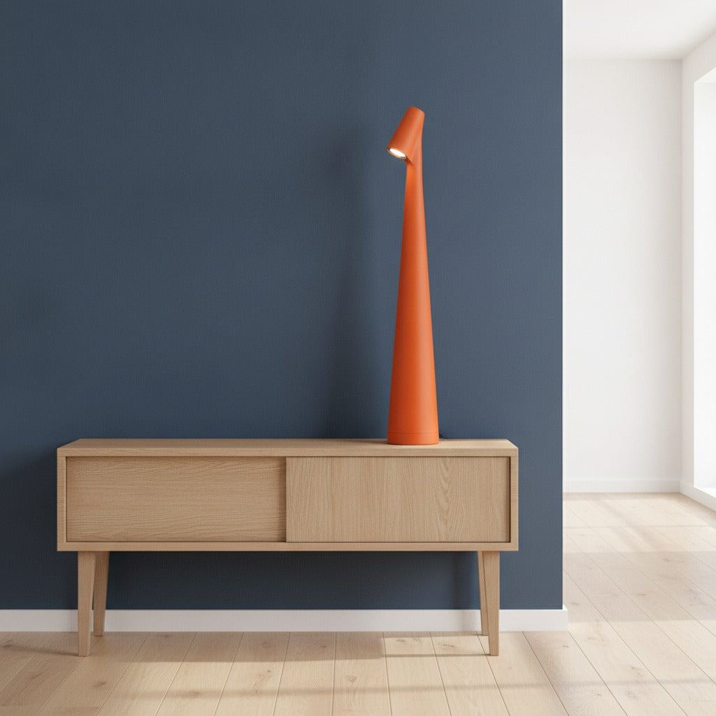Lampe de bureau design Ambra orange éteinte le jour sur une console en bois