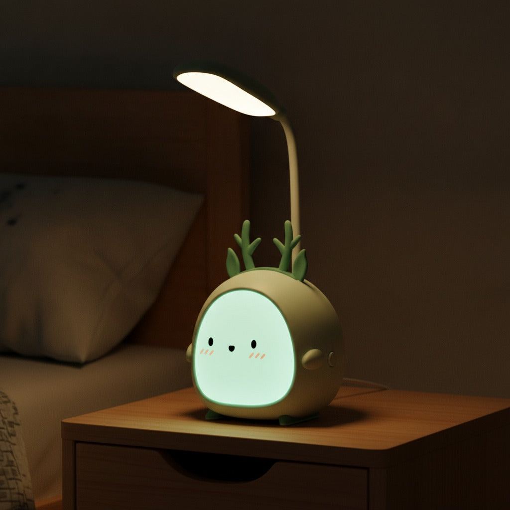 Lampe de bureau enfant Doudou allumée le soir sur une table de chevet, tête lumineuse et ventre veilleuse éclairés