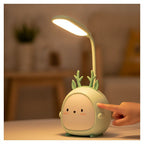 Main d'enfant appuyant sur le bouton unique de la lampe de bureau enfant Doudou allumée