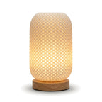 Lampe de bureau LED d'ambiance Halo, forme Lanterne à motif alvéolé, abat-jour imprimé en 3D et socle en bois, sur fond blanc — Candeora