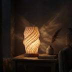 Lampe de bureau LED d'ambiance Halo allumée le soir, lueur chaude projetée sur le mur d'un intérieur cosy — Candeora