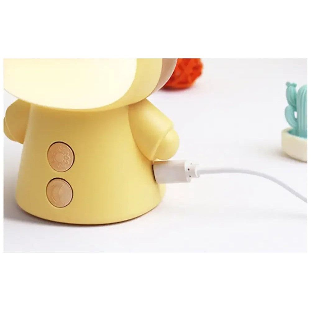 Détail du port de recharge USB de la lampe de bureau enfant Câlin jaune, avec les deux boutons et le câble branché