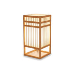 Lampe de bureau design Flora, modèle Lattes 30 cm, abat-jour en bambou tressé sur fond blanc