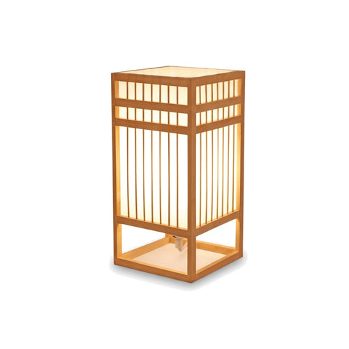 Lampe de bureau design Flora, modèle Lattes 30 cm, abat-jour en bambou tressé sur fond blanc