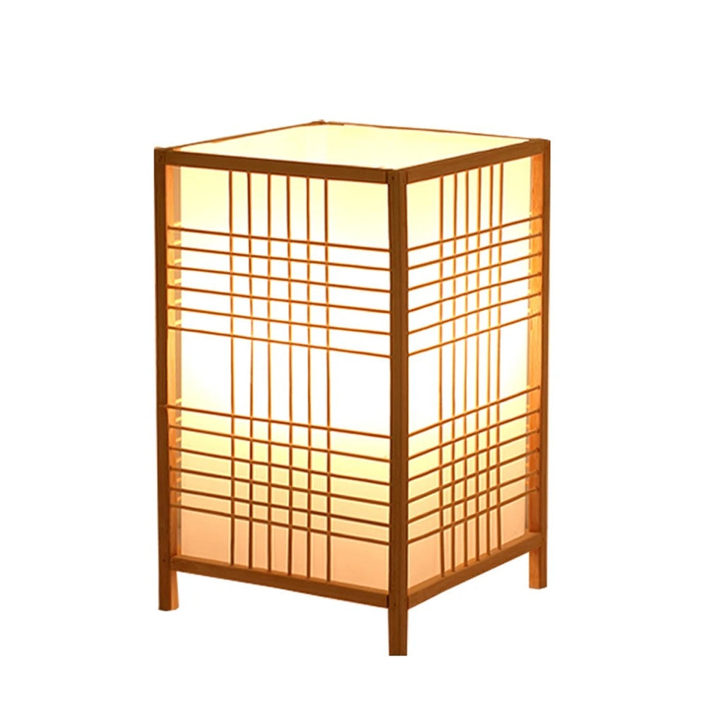 Lampe de bureau design Flora, modèle Croisillon 25 cm, abat-jour en bambou tressé sur fond blanc