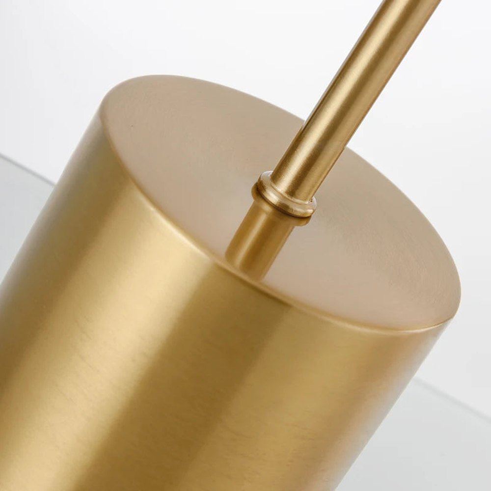 Gros plan sur la base cylindrique en laiton de la lampe de bureau design Linéa.