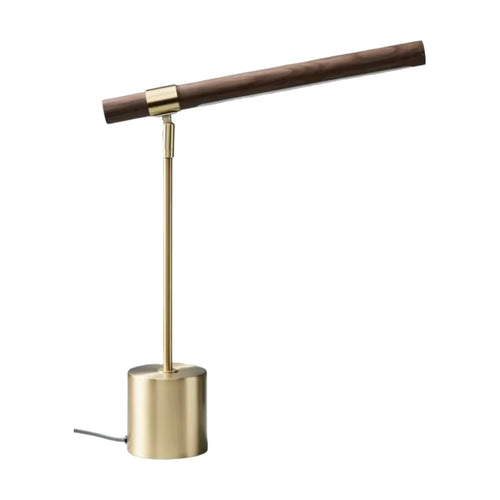 Lampe de bureau design Linéa - barre en bois noyer et pied en laiton, sur fond blanc.