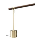 Lampe de bureau design Linéa - barre en bois noyer et pied en laiton, sur fond blanc.