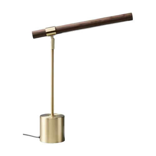 Lampe de bureau design Linéa - barre en bois noyer et pied en laiton, sur fond blanc.