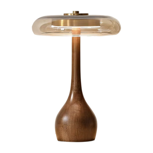 Lampe de bureau design Lucerna, modèle haut - pied en bois tourné et disque de verre, sur fond blanc.
