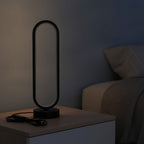 Lampe de bureau design Opale éteinte de jour sur une table de chevet, anneau noir sur socle rond