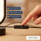 Lampe de bureau design Opale en situation, prise en main en trois gestes : branchez le câble USB, allumez au boîtier du câble, réglez intensité et teinte