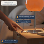 Lampe de bureau design Stellaria en situation, prise en main en trois gestes : branchez le câble USB, appuyez sur le boîtier du câble, éteignez d'une pression