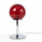 Lampe de bureau design Stellaria, packshot fond blanc, globe en verre écarlate sur pied chromé
