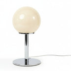 Lampe de bureau design Stellaria, packshot fond blanc, globe en verre ivoire sur pied chromé
