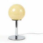 Lampe de bureau design Stellaria, packshot fond blanc, globe en verre jaune beurre sur pied chromé