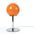 Lampe de bureau design Stellaria, packshot fond blanc, globe en verre orange sur pied chromé