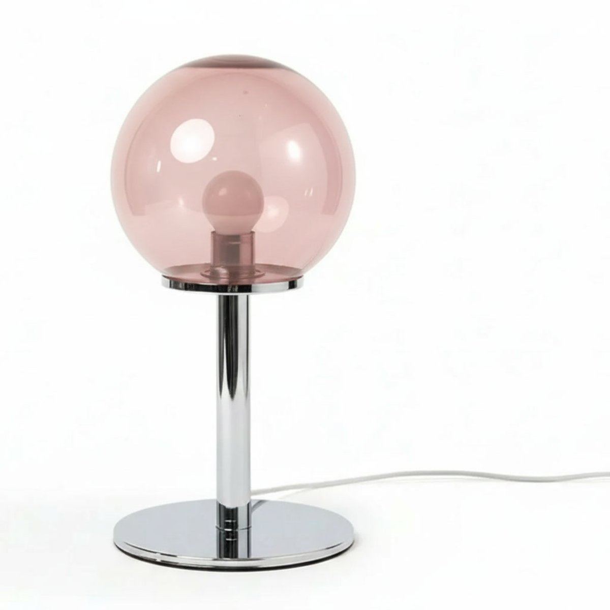 Lampe de bureau design Stellaria, packshot fond blanc, globe en verre rose poudré sur pied chromé