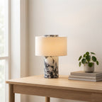 Lampe Vesta en marbre sur un bureau en chêne le jour, décor épuré