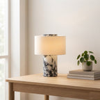 Lampe Vesta en marbre sur un bureau en chêne le jour, décor épuré