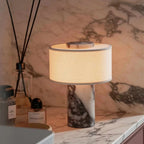 Lampe Vesta en marbre allumée dans un intérieur design
