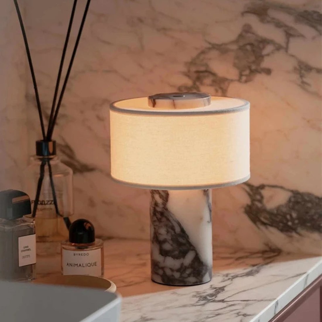 Lampe Vesta en marbre allumée dans un intérieur design