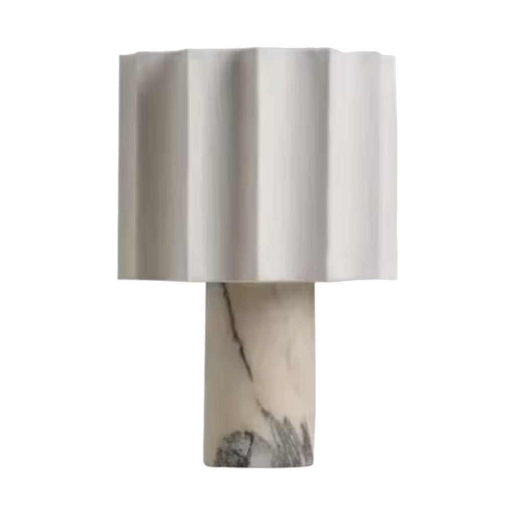 Lampe Vesta en marbre blanc avec abat-jour festonné, sur fond blanc
