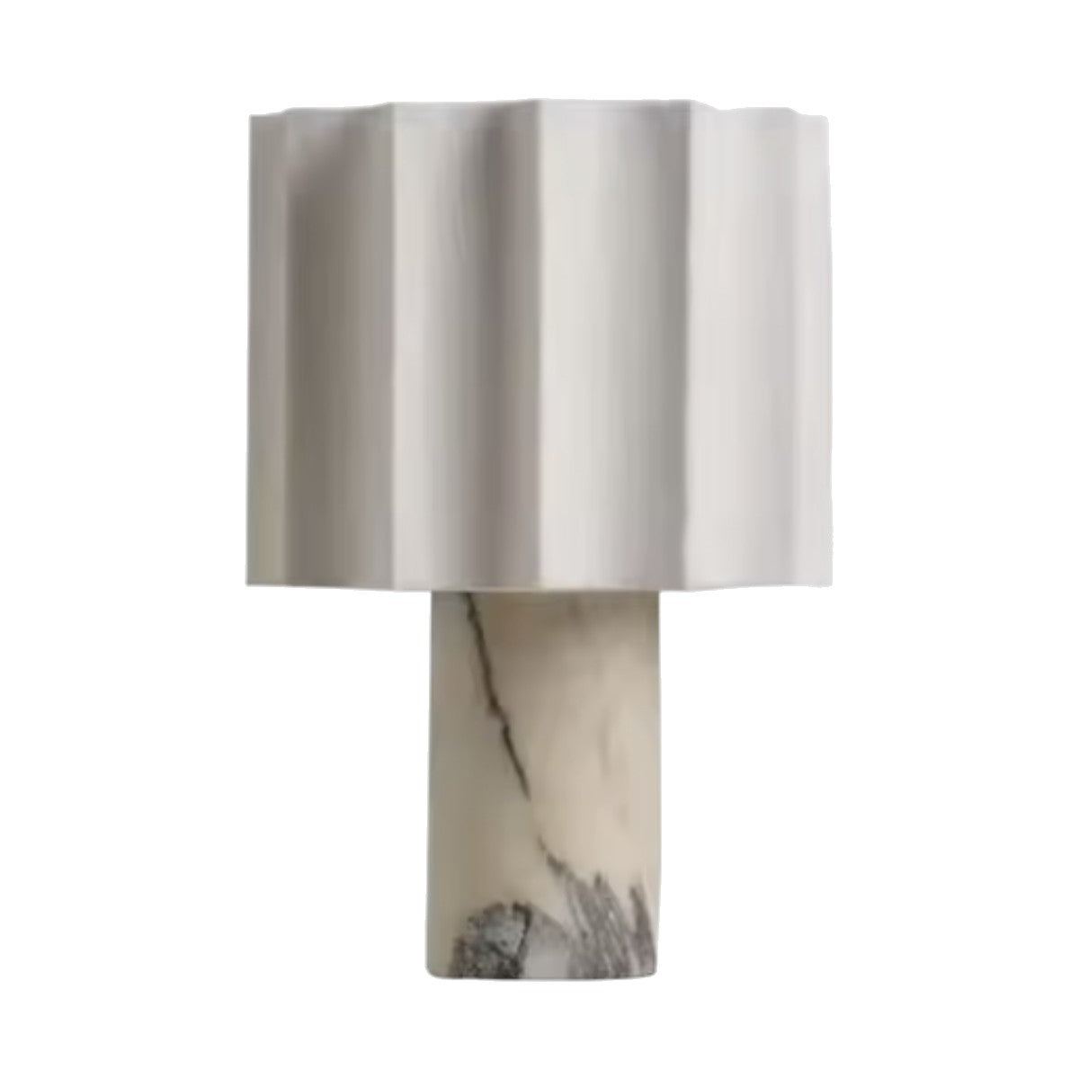 Lampe Vesta en marbre blanc avec abat-jour festonné, sur fond blanc