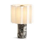 Lampe Vesta en marbre veiné avec abat-jour festonné en tissu, sur fond blanc