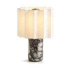 Lampe Vesta en marbre veiné avec abat-jour festonné en tissu, sur fond blanc