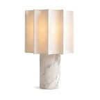 Lampe Vesta en marbre veiné premium avec abat-jour festonné, sur fond blanc