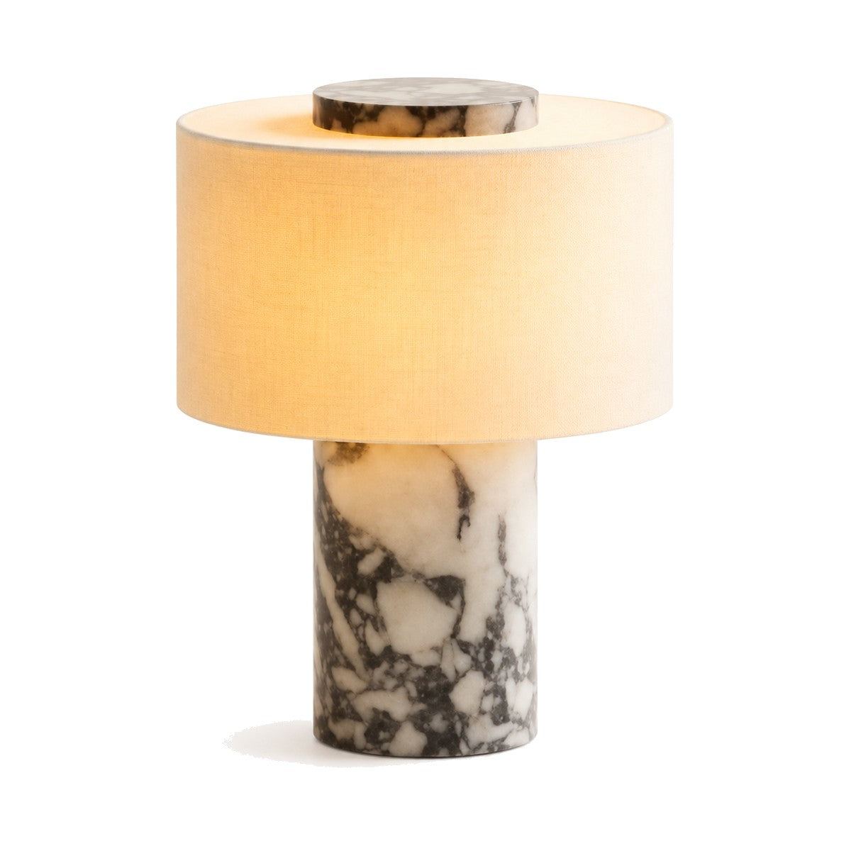 Lampe Vesta en marbre veiné avec abat-jour rond en tissu, sur fond blanc