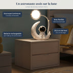 Lampe de bureau enfant Astro sur une table de chevet, caractéristiques annotées