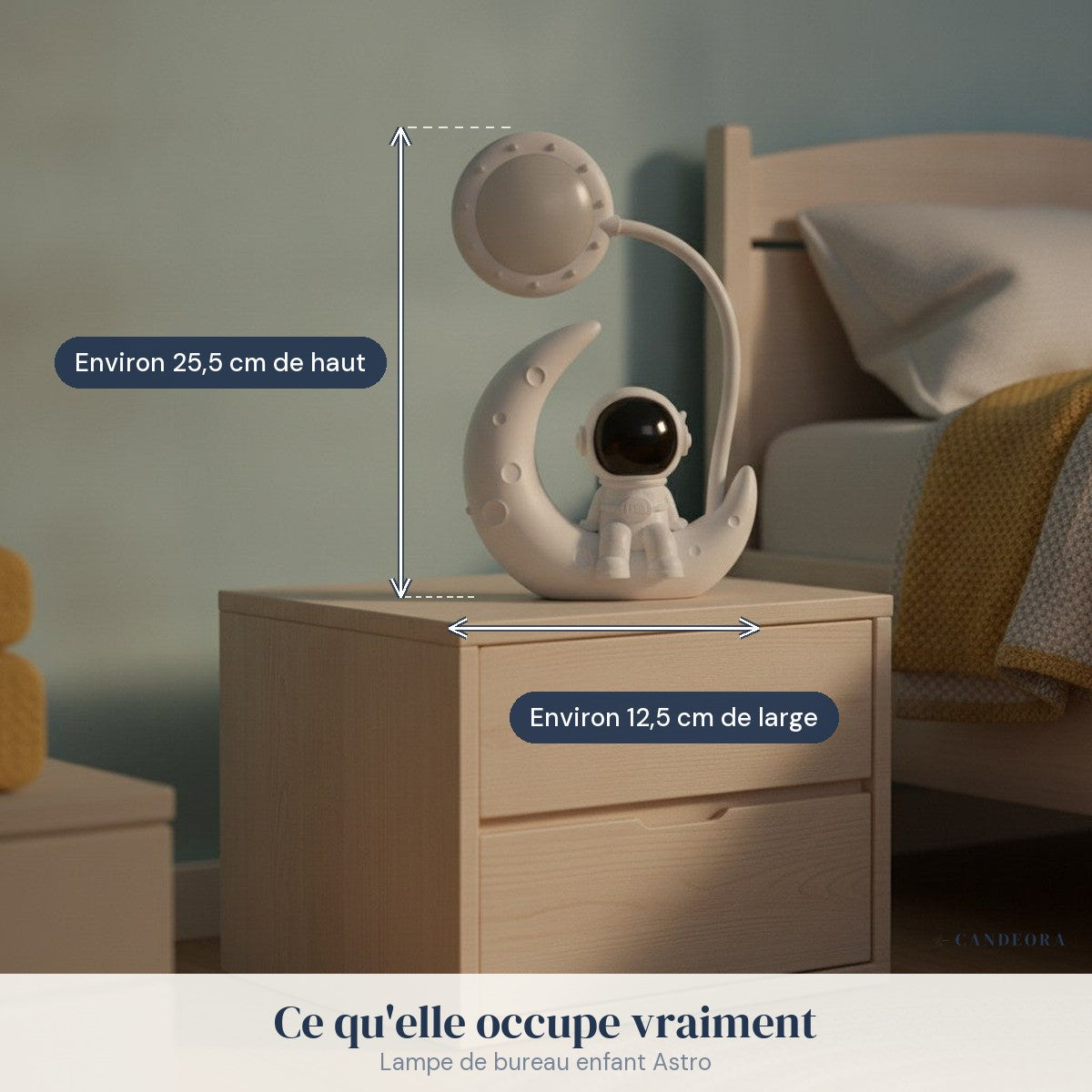 Lampe de bureau enfant Astro en situation, encombrement réel : environ 25,5 cm de haut, environ 12,5 cm de large