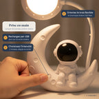 Lampe de bureau enfant Astro en situation, prise en main en trois gestes : rechargez par USB, choisissez l'intensité, orientez le bras flexible