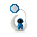 Lampe de bureau enfant Astro, veilleuse astronaute bleu sur croissant de lune, packshot fond blanc, Candeora