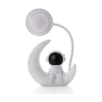 Lampe de bureau enfant Astro, veilleuse astronaute sur croissant de lune, packshot fond blanc, Candeora
