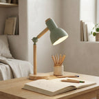 Lampe Boréal sur un bureau d'enfant en chêne clair avec crayons et cahier, en journée — Candeora
