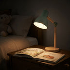 Lampe Boréal allumée sur une table de chevet le soir, éclairant un livre d'histoires — Candeora
