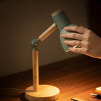 Main inclinant la tête de la lampe Boréal pour diriger la lumière — Candeora