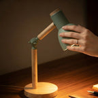 Main inclinant la tête de la lampe Boréal pour diriger la lumière — Candeora