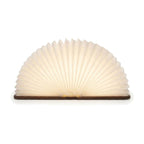 Lampe de bureau enfant Conte, livre en bois ouvert en éventail lumineux, finition noyer, sur fond blanc — Candeora