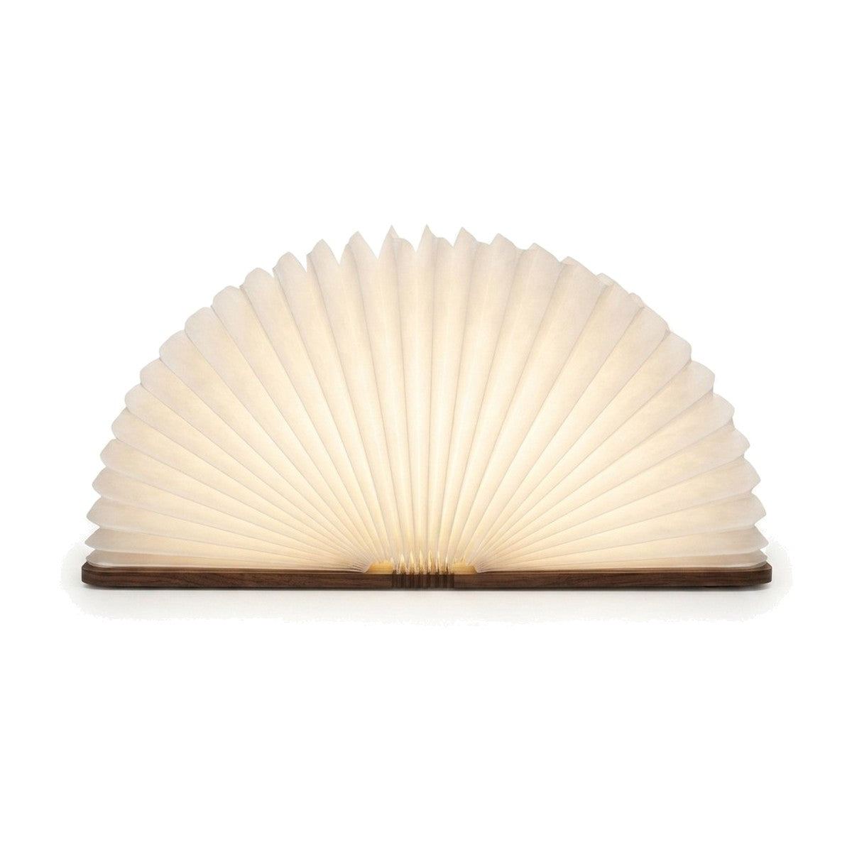 Lampe de bureau enfant Conte, livre en bois ouvert en éventail lumineux, finition noyer, sur fond blanc — Candeora
