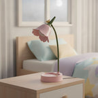 Lampe de bureau enfant Fleurette posée sur une table de nuit en pleine journée