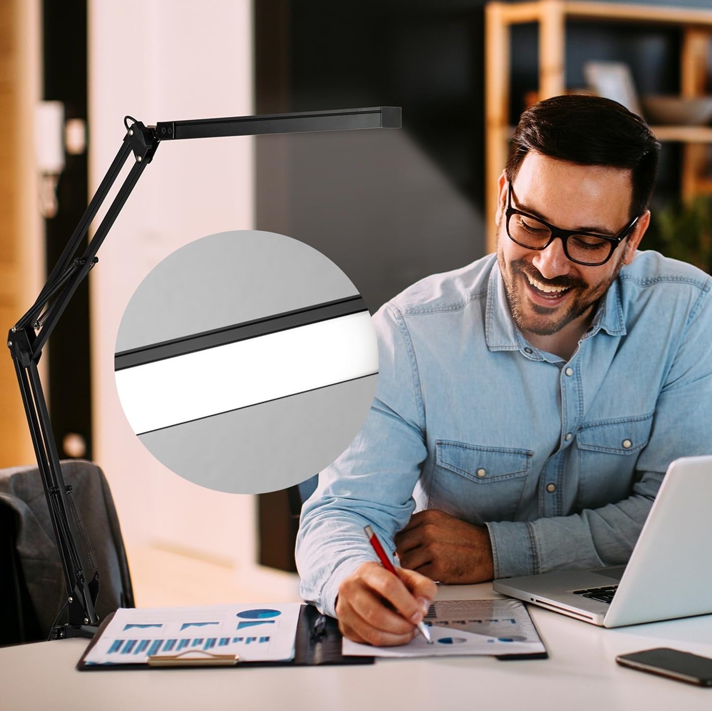 Lampe de bureau LED Méridien à bras articulé éclairant un plan de travail où un homme écrit — Candeora