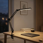 Lampe de bureau LED Méridien en lumière chaude sur un bureau le soir