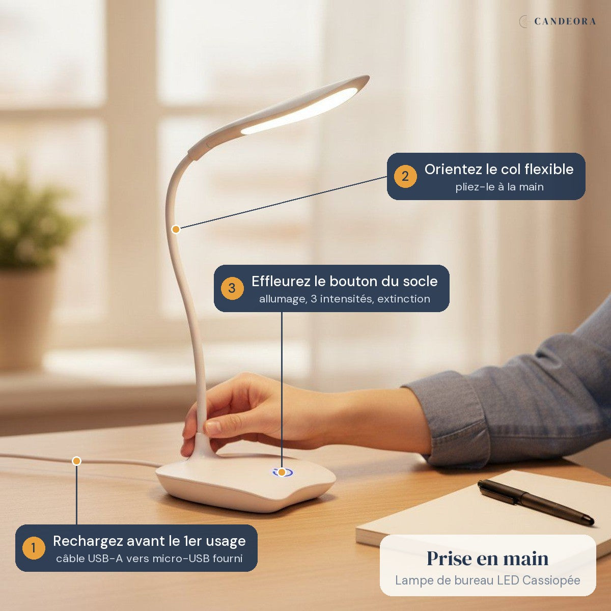 Lampe de bureau LED Cassiopée en situation, prise en main en trois gestes : rechargez avant le 1er usage, orientez le col flexible, effleurez le bouton du socle